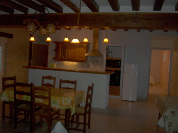 Location de vacances - Maison - Villa à Fréville-du-Gâtinais - salle avec cuisine américaine - poutres apparentes