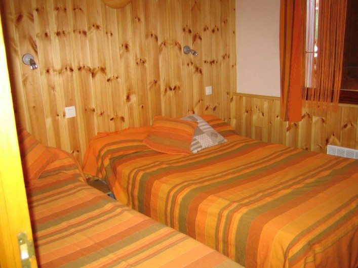 Location de vacances - Appartement à Guillestre - Chambre 3 couchages avec placard
