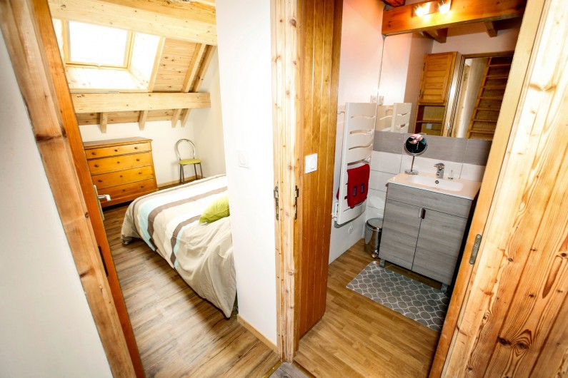 Location de vacances - Appartement à Le Monêtier-les-Bains - Chambre n°1 et salle de bain