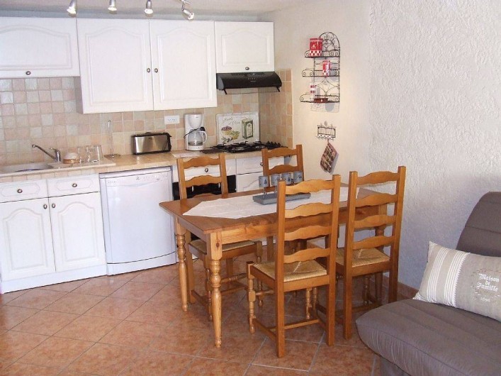 Location de vacances - Appartement à La Cadière-d'Azur - un coin repas avec cuisine equipee