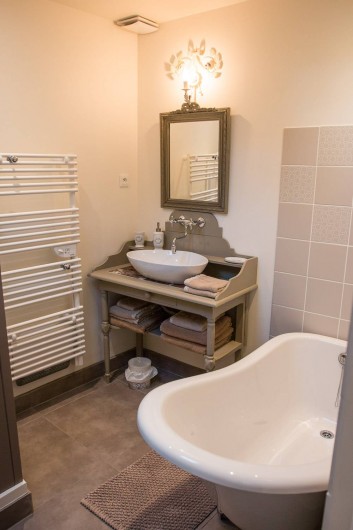 Location de vacances - Chambre d'hôtes à Veules-les-Roses - La salle de bain et sa baignoire.