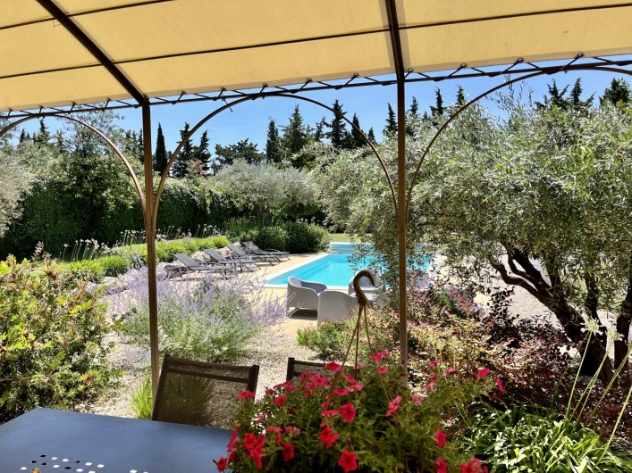 Location de vacances - Villa à Pernes-les-Fontaines - Extérieur vue depuis la table à manger extérieure