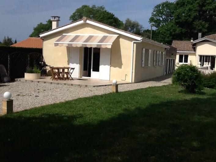 Location de vacances - Villa à Saint-Vivien-de-Médoc - La maison avec sa terrasse et son auvent