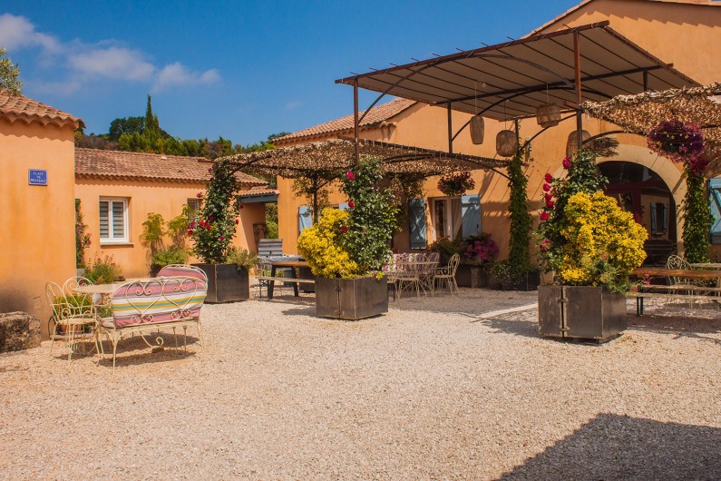 Location de vacances - Gîte à Collias - Place de la Provence, Espace pergolas espace commun