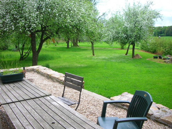 Location de vacances - Chambre d'hôtes à Cenans - La terrasse au printemps