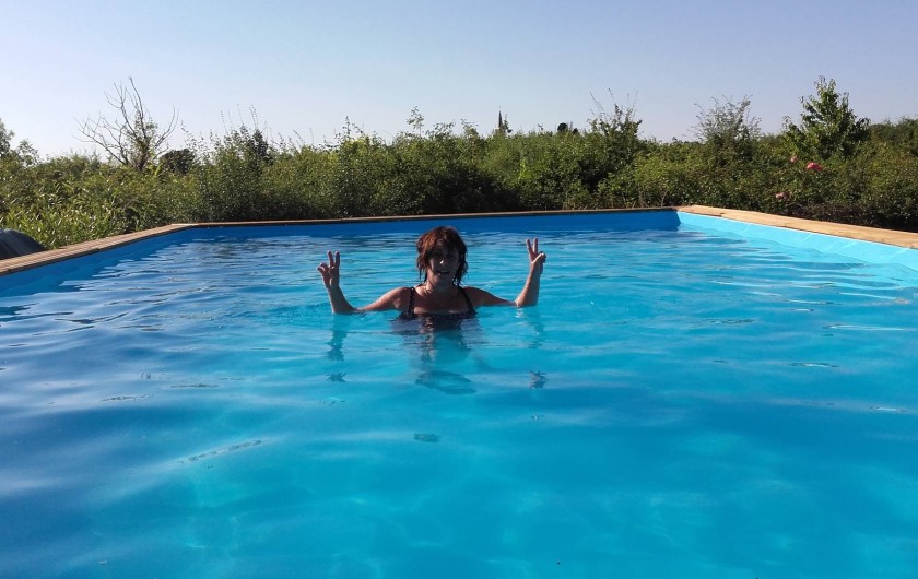 Location de vacances - Maison - Villa à Beaulieu-sur-Layon - Véro à l'eau dans la piscine de 10mX5m