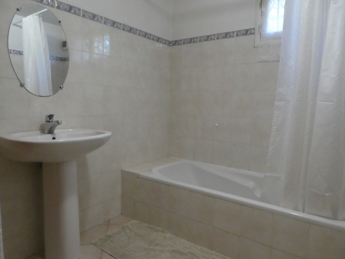 Location de vacances - Studio à Gassin - Une salle de bain spacieuse.