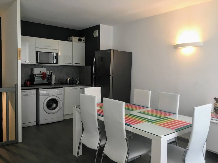 Location de vacances - Appartement à Cauterets - Coin repas avec cuisine ouverte