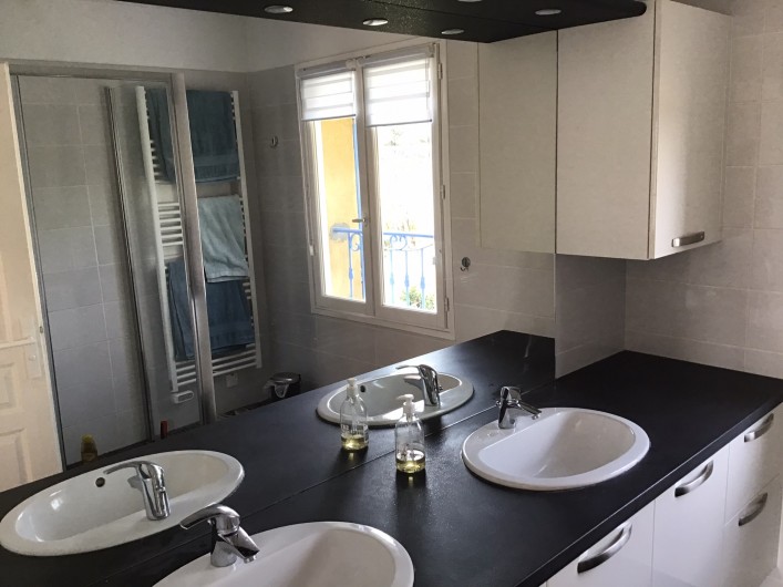 Location de vacances - Maison - Villa à Sanary-sur-Mer - Salle de bains  suite parentale 2 vasques et douche italienne