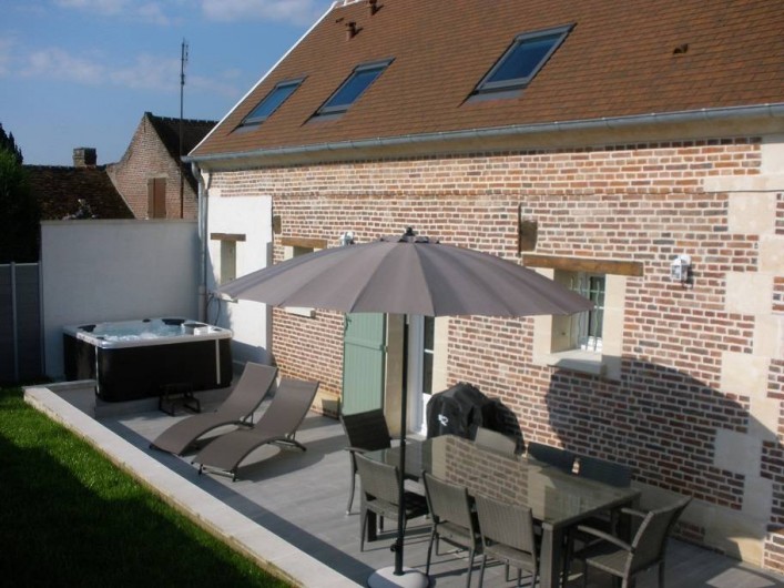 Location de vacances - Gîte à Jonquières - terrasse de 30 m² avec son spa 5 personnes  sans aucun vis à vis.