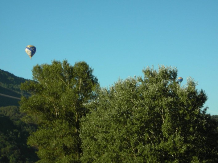 Location de vacances - Appartement à Avançon - balade en montgolfiére