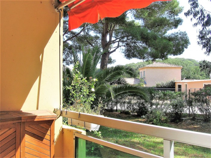 Location de vacances - Studio à Bormes-les-Mimosas - vue du balcon