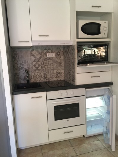 Location de vacances - Studio à Bormes-les-Mimosas - Réfrigérateur - lave vaisselle-four plaque