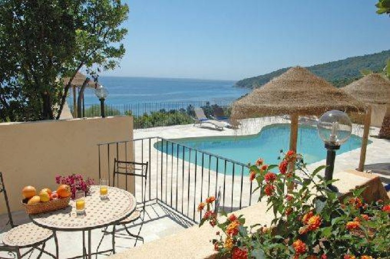 Location de vacances - Villa à Sainte-Lucie de Porto-Vecchio - piscine avec magnifique vue mer - solarium avec parasols et bains de soleil