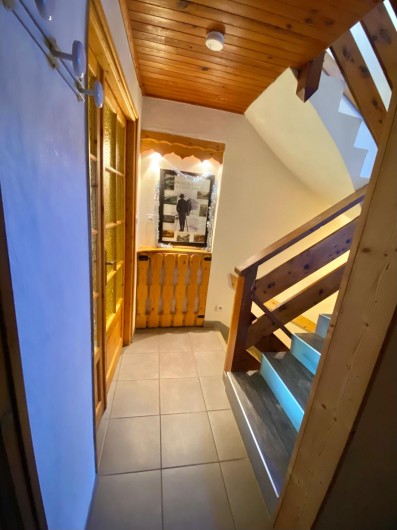 Location de vacances - Chalet à Pralognan-la-Vanoise - montée d'escalier vers 2ème étage