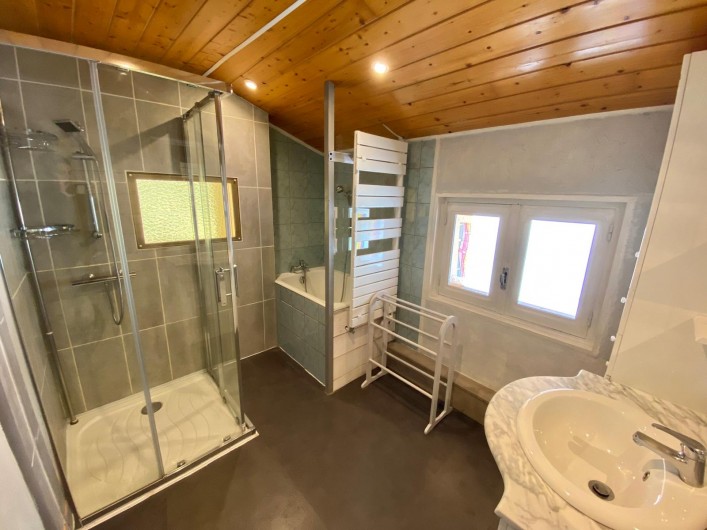 Location de vacances - Chalet à Pralognan-la-Vanoise - salle de bains 2ème étage