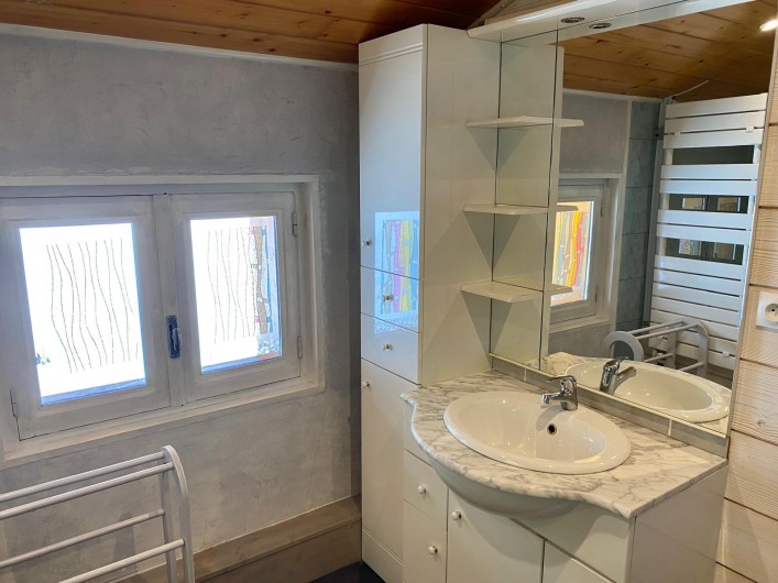 Location de vacances - Chalet à Pralognan-la-Vanoise - salle de bains 2ème étage