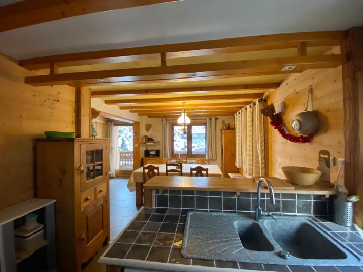Location de vacances - Chalet à Pralognan-la-Vanoise - vue salle à manger depuis cuisine