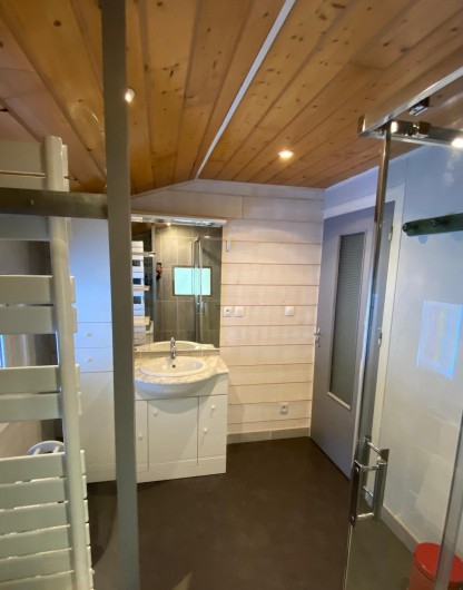 Location de vacances - Chalet à Pralognan-la-Vanoise - salle de bains 2ème étage