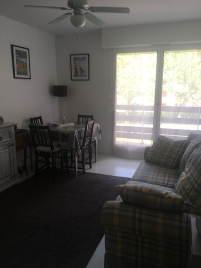 Location de vacances - Appartement à Cabourg - séjour avec table + canapé lit 2 places
