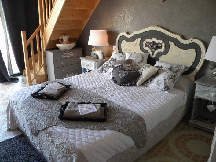 Location de vacances - Chambre d'hôtes à Castelnau-de-Montmiral - chambre tadelac  spacieuse 2 à 5 pers avec mezzanine  3 lits adultes