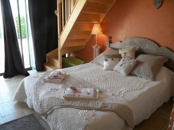 Location de vacances - Chambre d'hôtes à Castelnau-de-Montmiral - chambre travertine spacieuse   2 à 4 pers , mezzanine 2 lits adultes