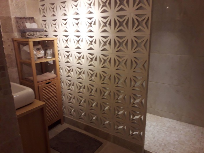 Location de vacances - Chambre d'hôtes à Castelnau-de-Montmiral - salle de douche à l'italienne  chambre travertine