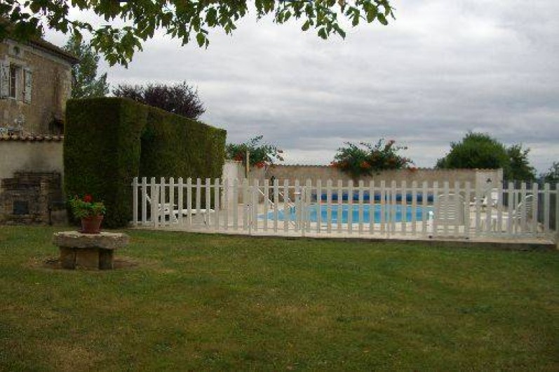 Location de vacances - Gîte à Saint-Pantaly-d'Ans - Piscine avec la barrière de protection