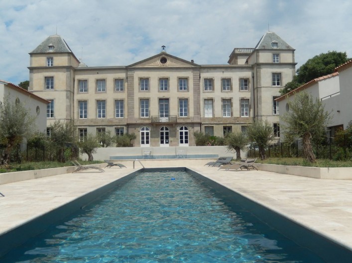 Location de vacances - Villa à La Redorte - Vue château de la Redorte et son bassin de nage