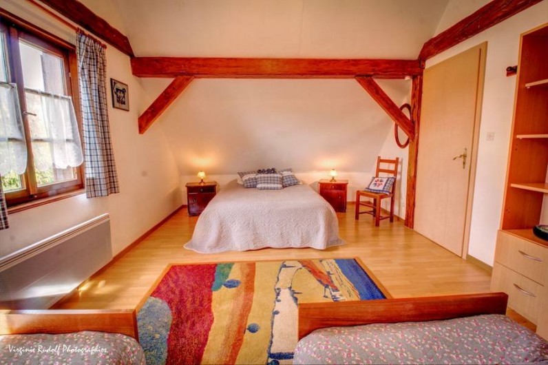 Location de vacances - Villa à Jebsheim - Une quatrième chambre spacieuse avec un lit double et deux lit simple..