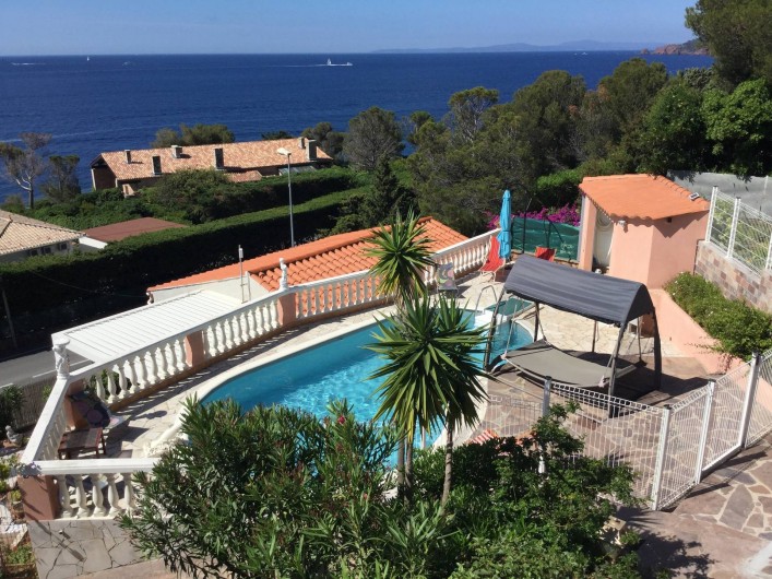 Location de vacances - Villa à Anthéor - Vue de la terrasse de la villa sur la piscine sécurisée