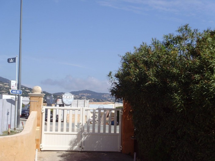 Location de vacances - Appartement à Sainte-Maxime - entée du jardin vue de l'intérieur