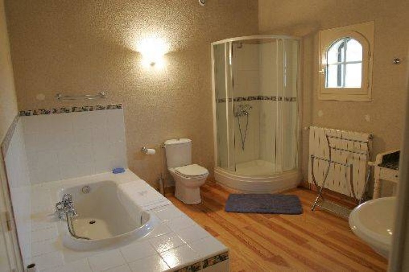 Location de vacances - Gîte à Beylongue - salle bain rez