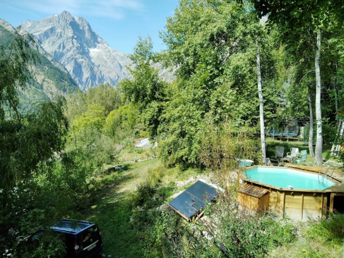 Location de vacances - Chalet à Pelvoux - piscine avec ses deux panneaux solaires