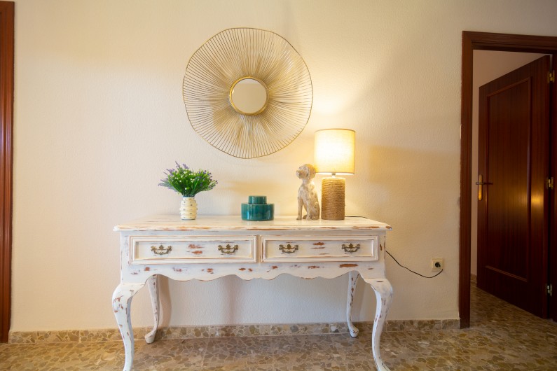 Location de vacances - Chalet à Marbella - Hall spacieux avec mobilier élégant et sol en marbre