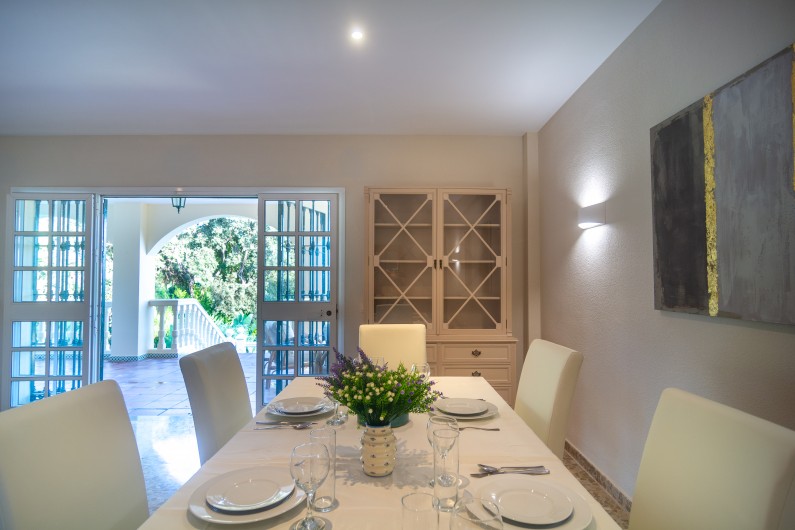 Location de vacances - Chalet à Marbella - Table à manger pouvant accueillir confortablement six personnes