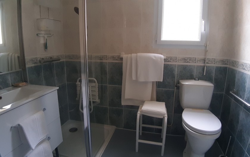 Location de vacances - Appartement à Cabourg - Salle de douche avec sièges et toilette haute