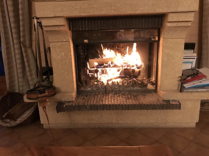 Location de vacances - Chalet à Briançon - feu de bois dans le salon