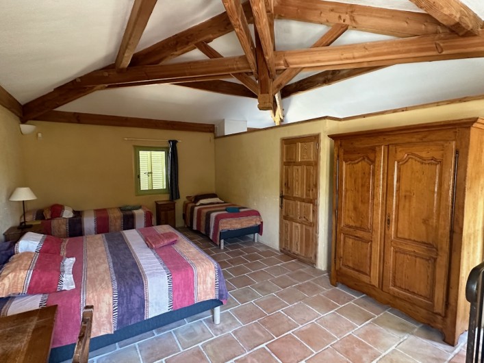 Location de vacances - Gîte à Saint-Mathieu-de-Tréviers - Chambre de 30 m2 avec 4 couchages à l'étage