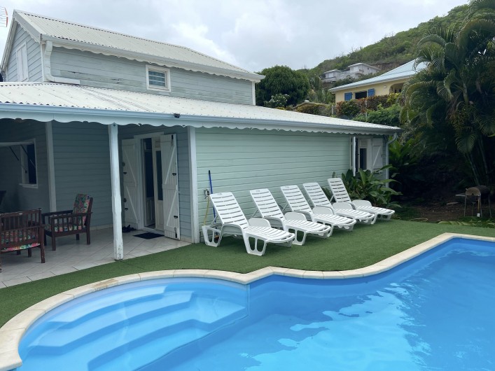 Location de vacances - Villa à Le Diamant - Piscine, solarium et entrée de la villa