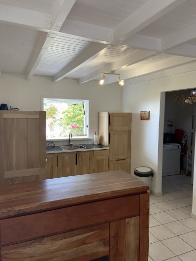 Location de vacances - Villa à Le Diamant - Cuisine (arrière cuisine : réfrigérateur, lave-vaisselle, lave-linge)