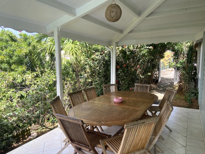 Location de vacances - Villa à Le Diamant - Grande table sur la terrasse abritée