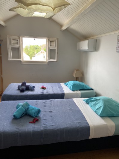 Location de vacances - Villa à Le Diamant - Chambre de l'étage (les lits peuvent être accolés en mode "king size")