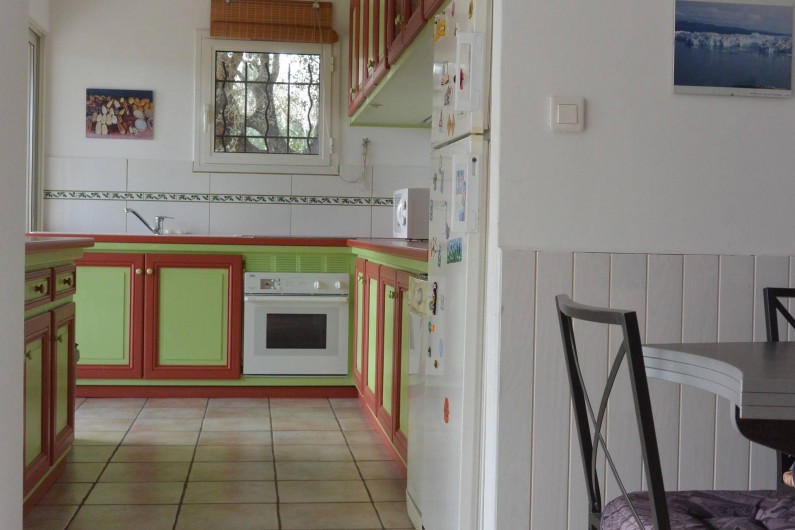 Location de vacances - Villa à La Seyne-sur-Mer - Cuisine toute équipée : lave-vaisselle, four + micro-onde, frigo...