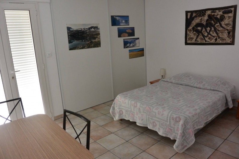 Location de vacances - Villa à La Seyne-sur-Mer - Chambre principale (lit 140cm) avec table et placard