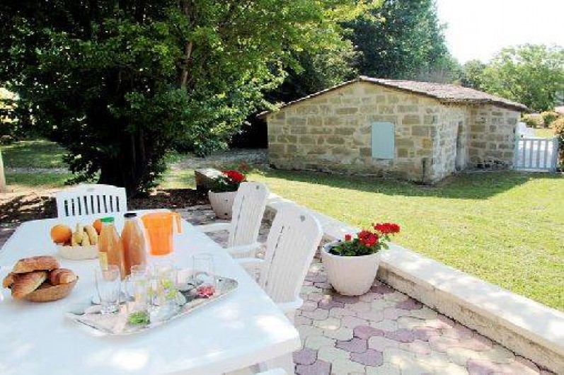 Location de vacances - Gîte à Puysserampion - terrasse avec salon de jardin et parasol