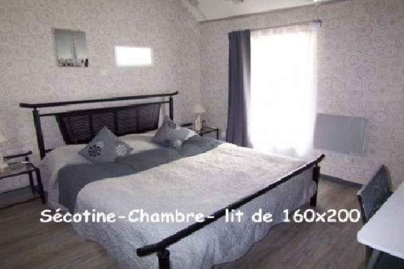 Location de vacances - Gîte à Lapeyrouse - Chambre grand lit 160