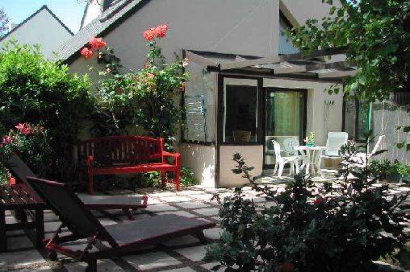 Location de vacances - Villa à Piriac-sur-Mer - Entrée couverte avec table et chaises pour repas sous la pergola de l'entrée