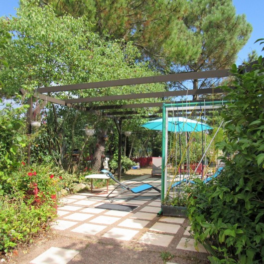 Location de vacances - Villa à Piriac-sur-Mer - Salon de jardin sur terrasse et sous les mimosas (table + 5 chaises) barbecue...