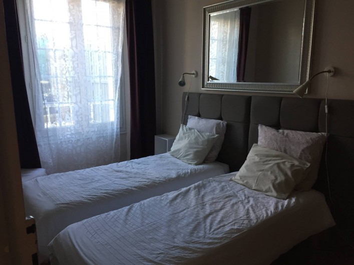 Location de vacances - Appartement à Saint-Malo - Chambre 2 2 lits de 80x200 Eclairage amovible au dessus de chaque lit